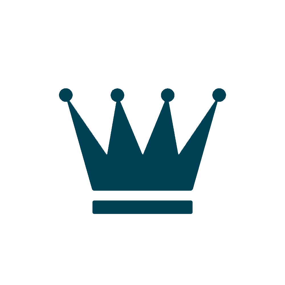 Äldre par som promenerar i trädgård.