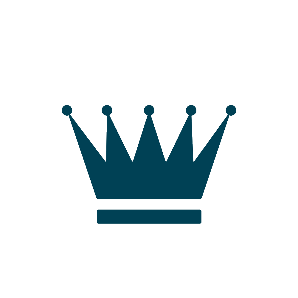 Äldre par som promenerar i trädgård.