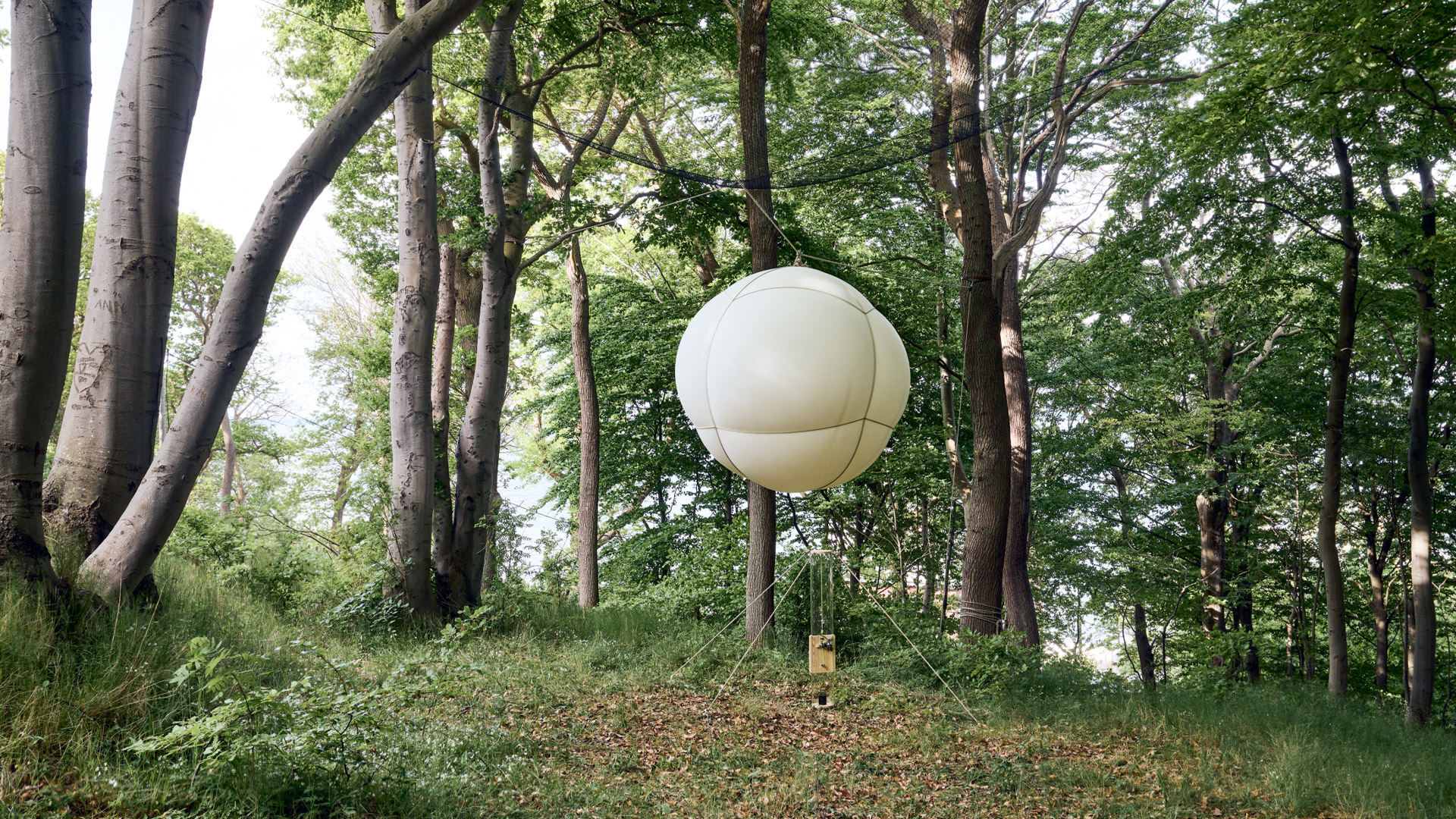 Konstverk i parken i form av en ballong 