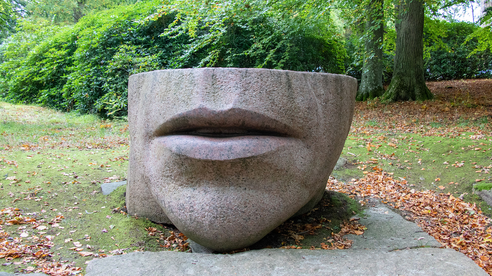 Bild på skulptur av ett ansikte som saknar näsa och ögon.
