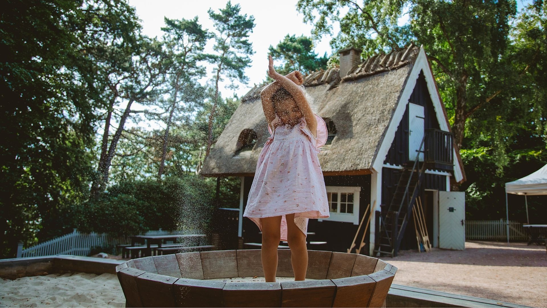 Barn i sandlåda